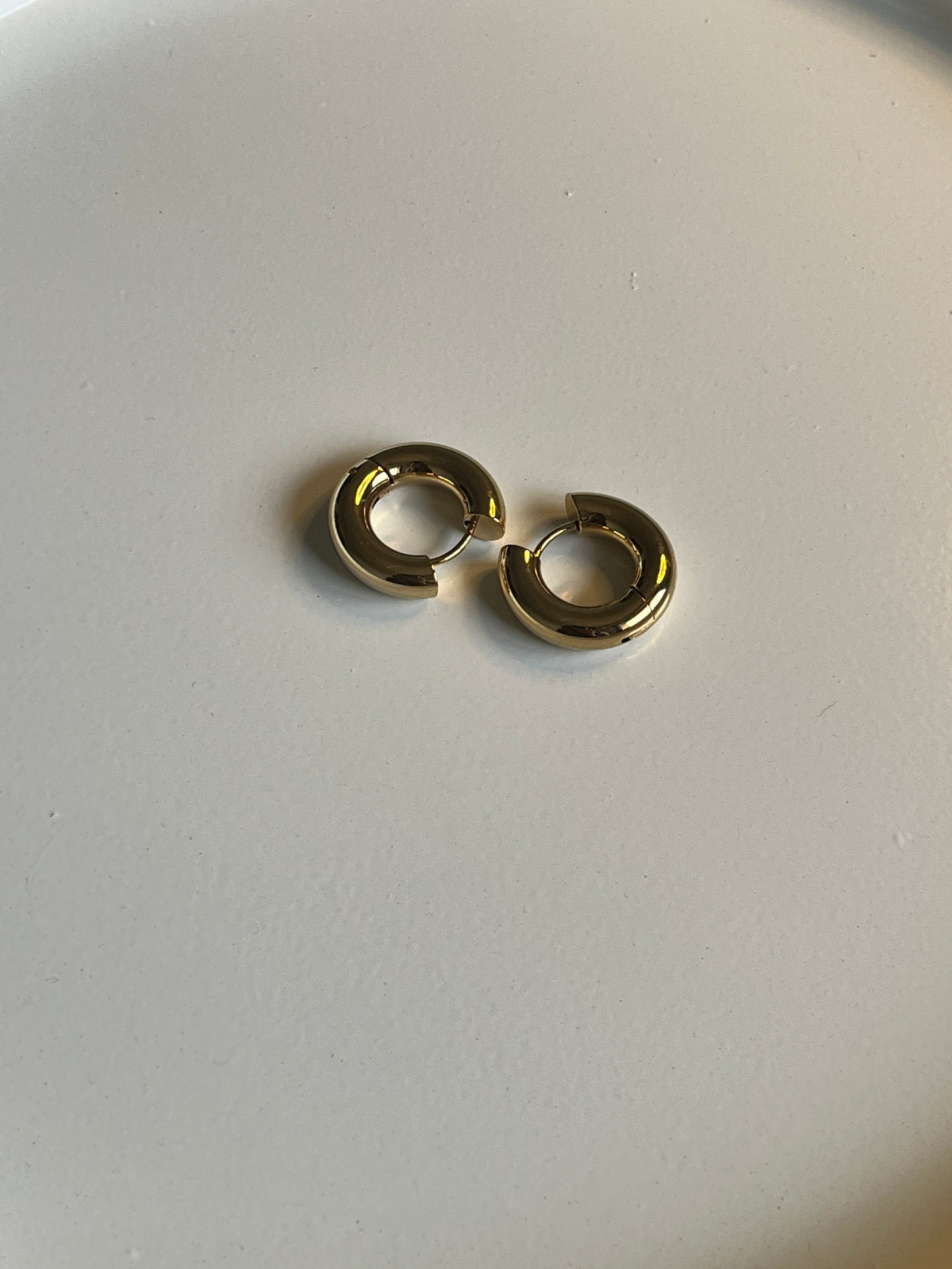 Classic Round Hoop Earrings (Gold)