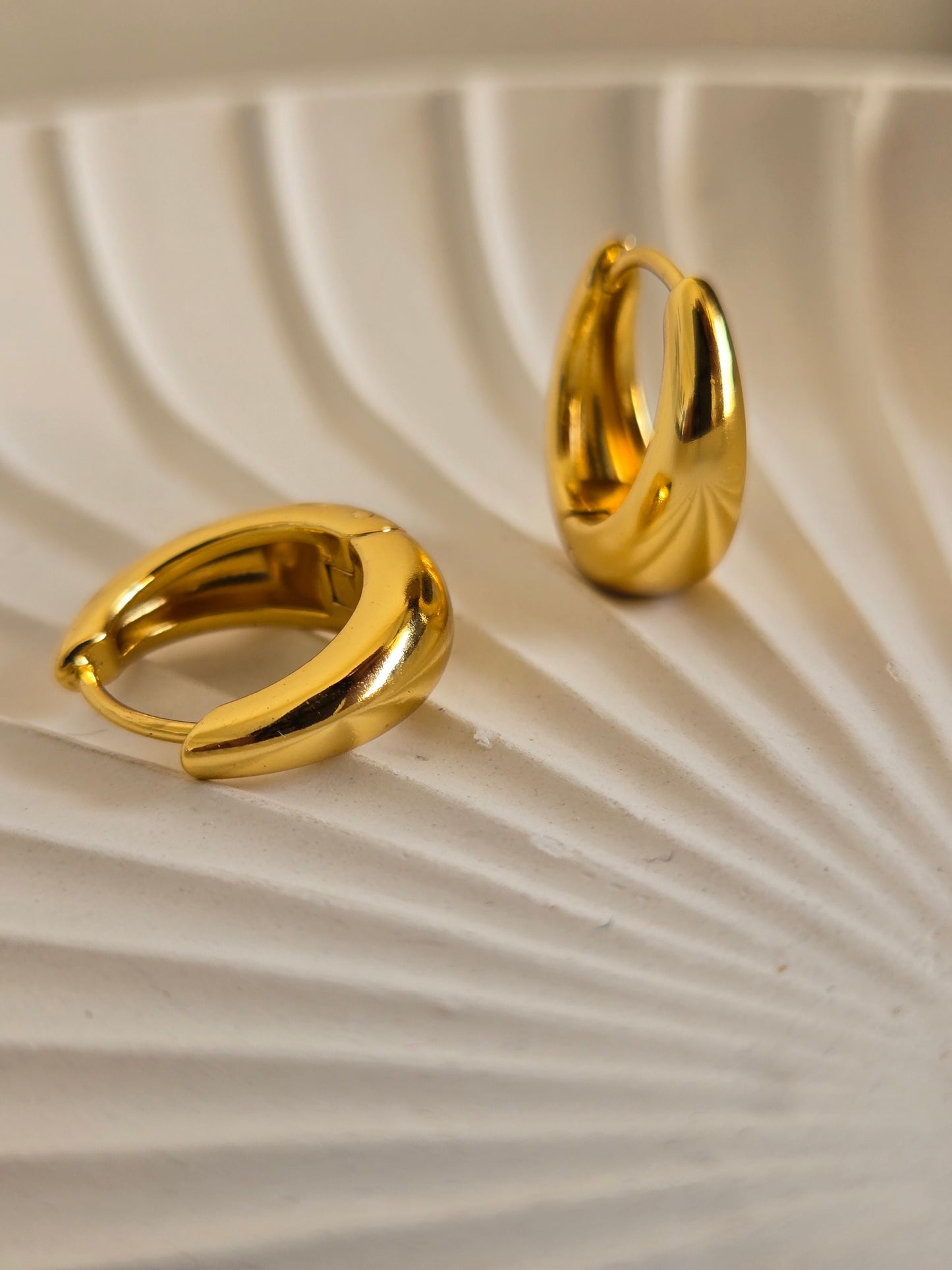 Polished Crescent Huggie Hoop Earrings Gold)