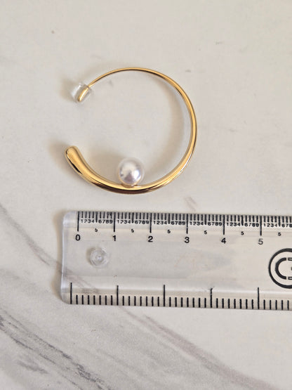 Floating Pearl Arc Hoops (Gold)
