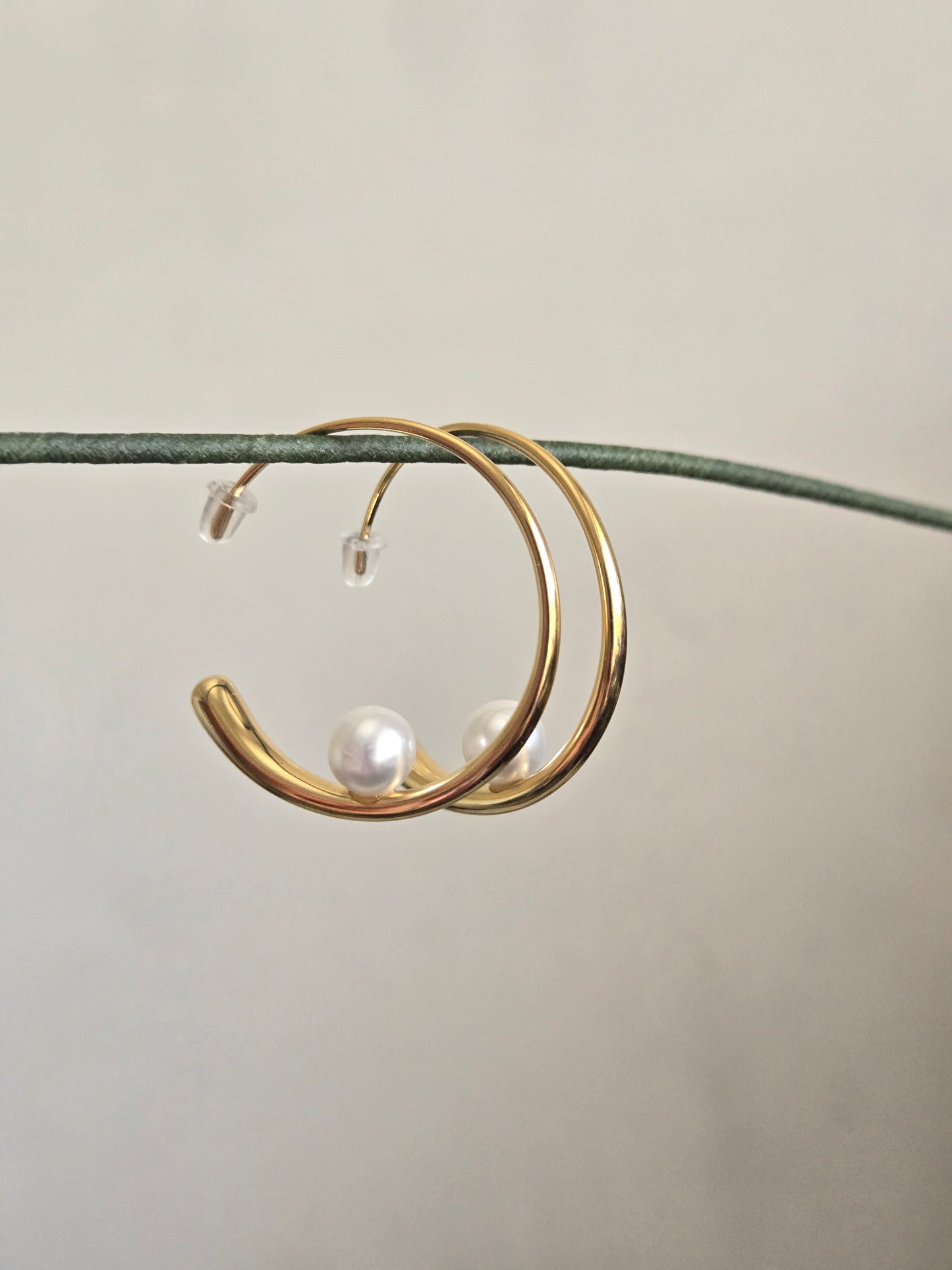 Floating Pearl Arc Hoops (Gold)