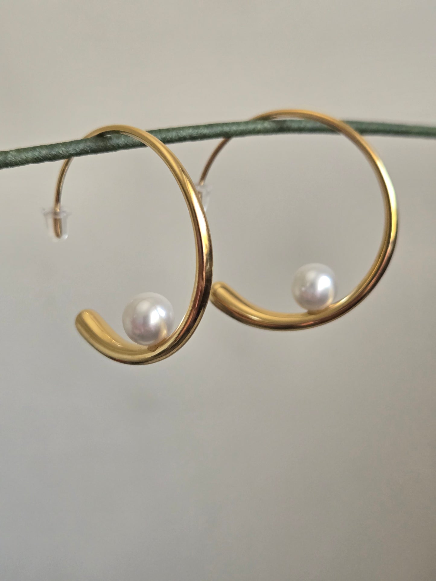 Floating Pearl Arc Hoops (Gold)