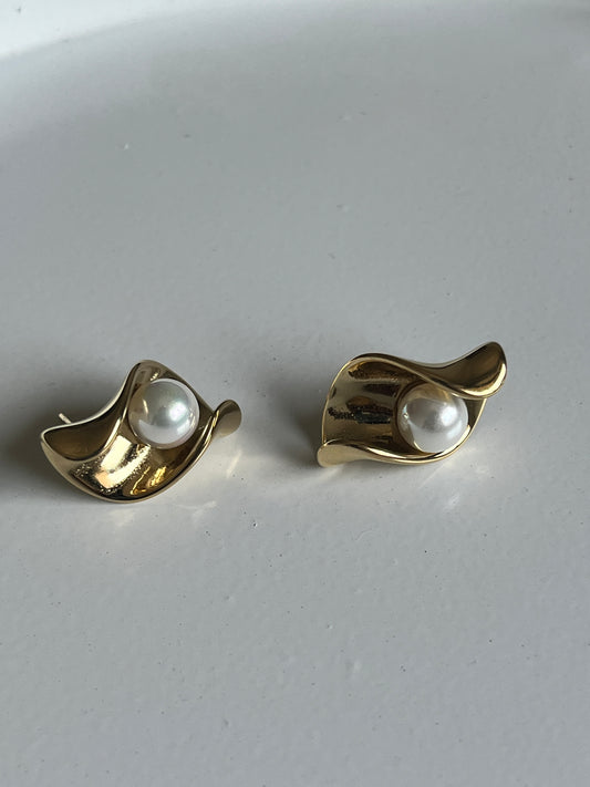 Luxe Wave Pearl Studs (Gold)