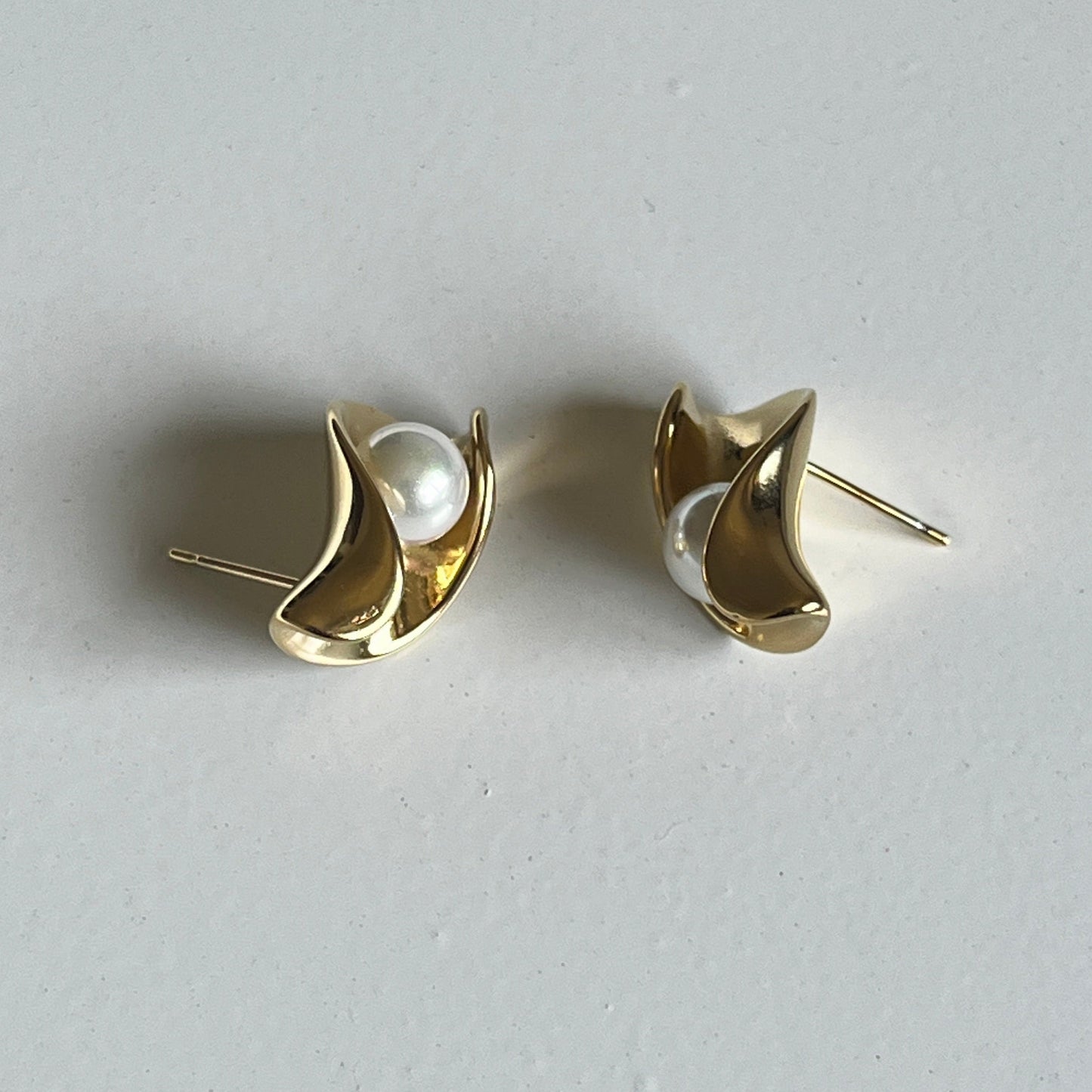 Luxe Wave Pearl Studs (Gold)