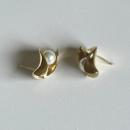 Luxe Wave Pearl Studs (Gold)