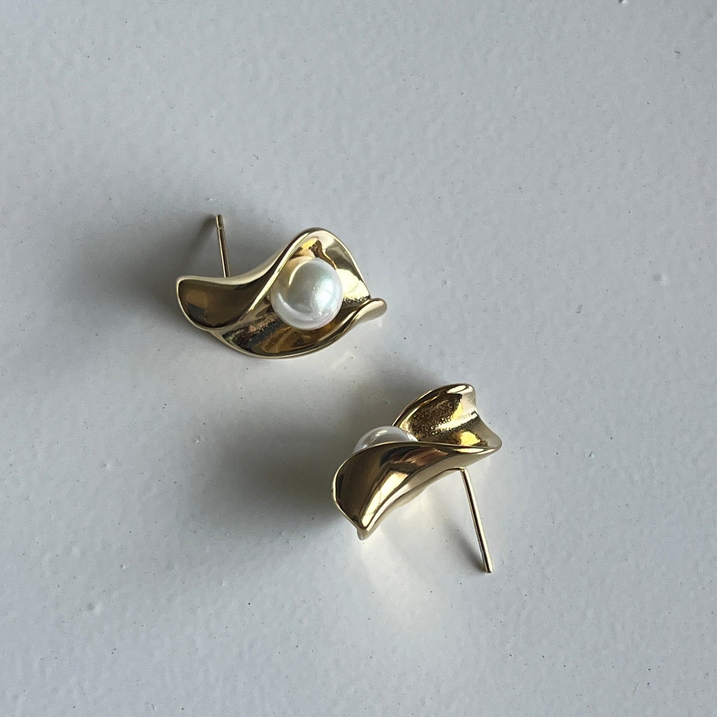 Luxe Wave Pearl Studs (Gold)