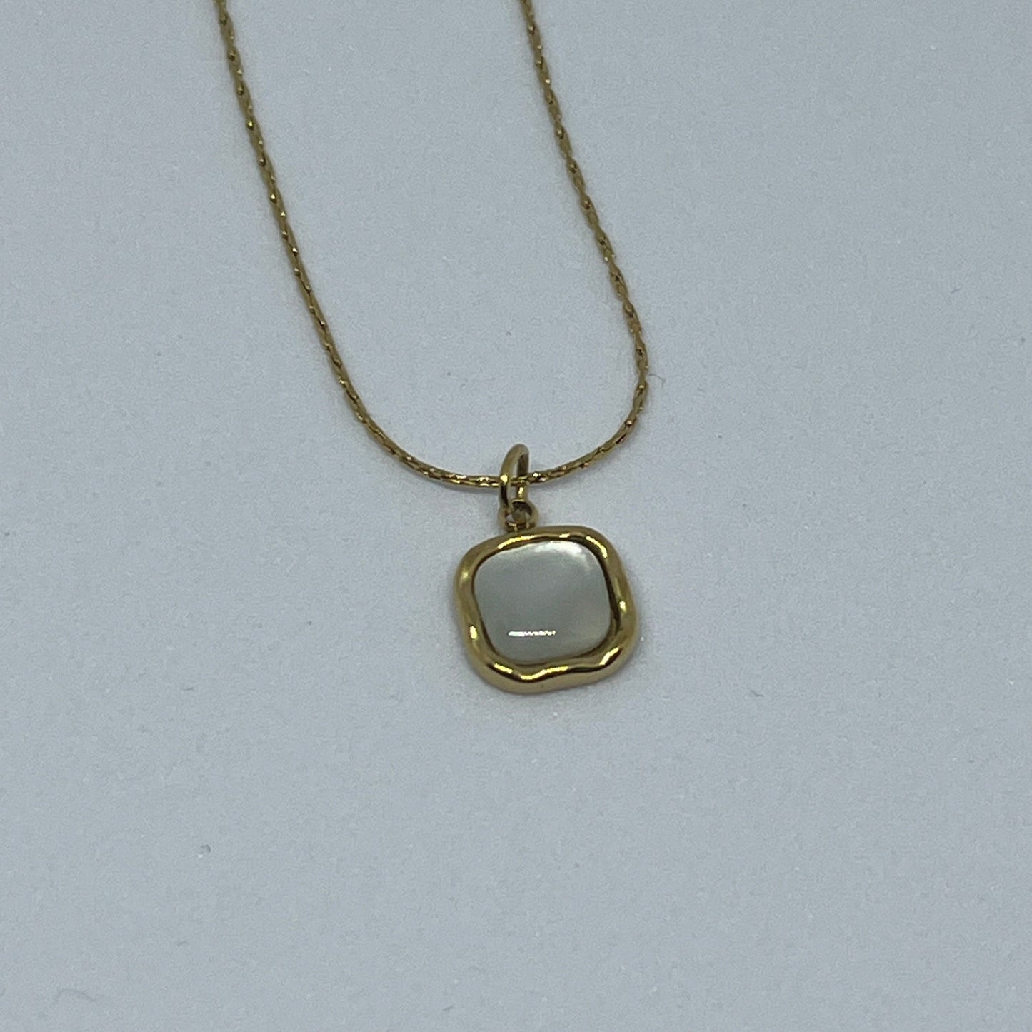 Lustrous Serenity Pendant Necklace (Gold)