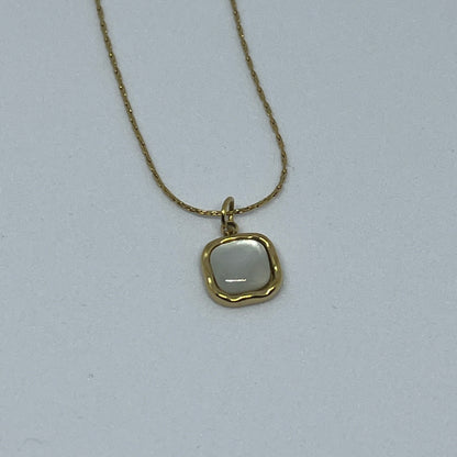 Lustrous Serenity Pendant Necklace (Gold)