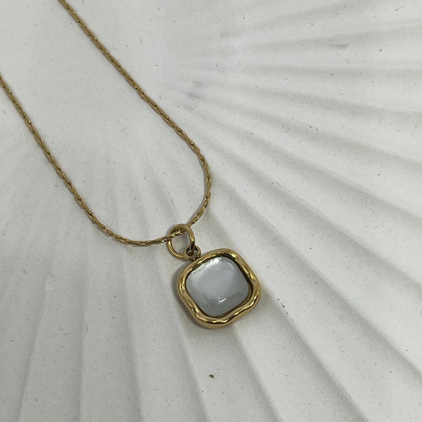 Lustrous Serenity Pendant Necklace (Gold)