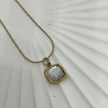 Lustrous Serenity Pendant Necklace (Gold)