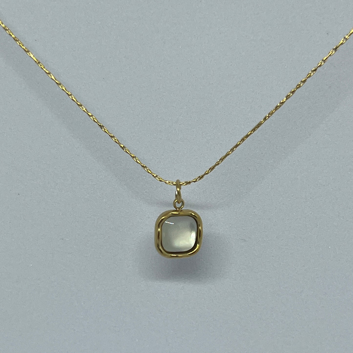 Lustrous Serenity Pendant Necklace (Gold)