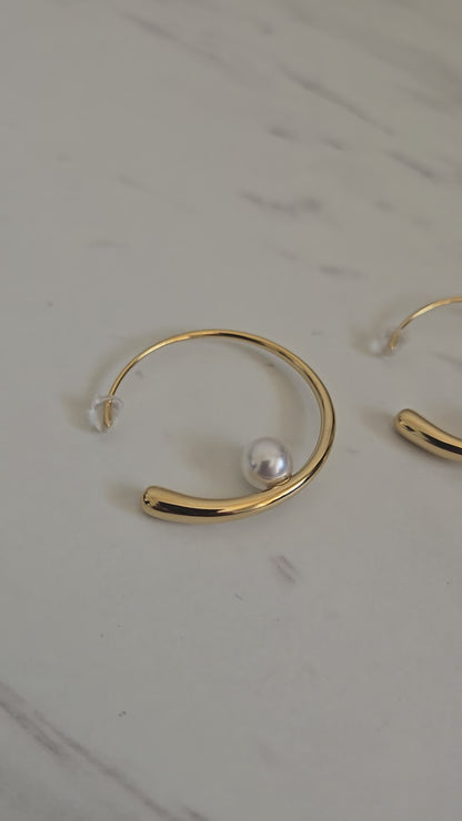 Floating Pearl Arc Hoops (Gold)