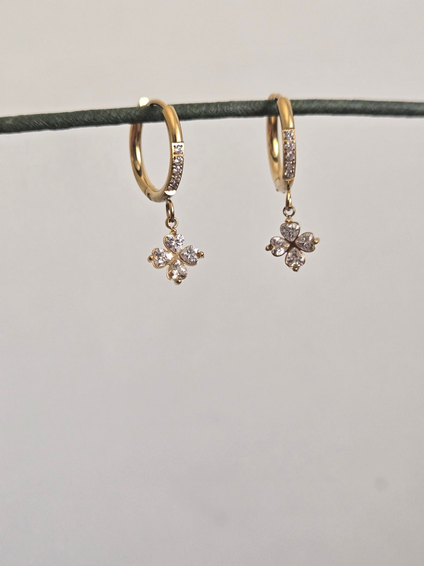Clover Charm Hoop Earrings (Gold)